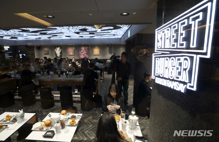 [서울=뉴시스] 조성우 기자 = 27일 오후 서울 강남구 현대백화점 무역센터점에 개점을 하루 앞둔 고든램지 스트리트 버거 매장에서 미디어행사가 열리고 있다. 2023.03.27. xconfind@newsis.com