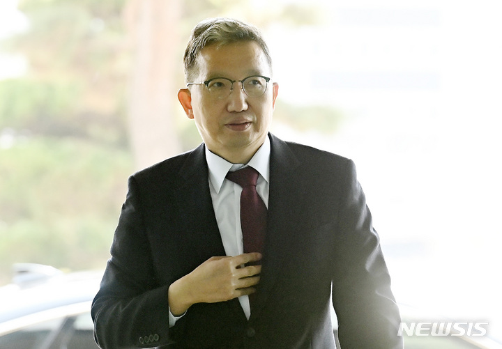 [수원=뉴시스] 김종택 기자 = 신임 경찰 국가수사본부장으로 임명된 우종수 경기남부경찰청장이 외부 일정을 마치고 27일 오후 경기도 수원시 경기남부경찰청으로 들어서고 있다. 2023.03.27. jtk@newsis.com