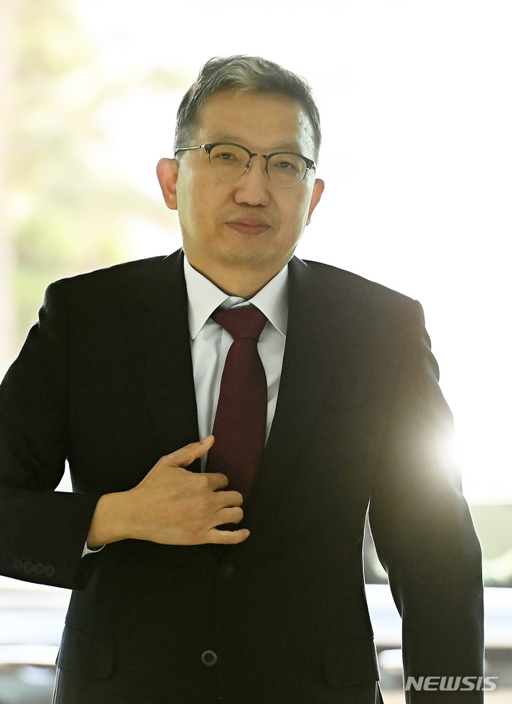 [수원=뉴시스] 김종택 기자 = 신임 경찰 국가수사본부장으로 임명된 우종수 경기남부경찰청장이 외부 일정을 마치고 27일 오후 경기도 수원시 경기남부경찰청으로 들어서고 있다. 2023.03.27. jtk@newsis.com
