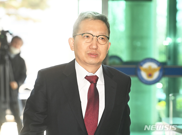 [수원=뉴시스] 김종택 기자 = 신임 경찰 국가수사본부장으로 임명된 우종수 경기남부경찰청장이 외부 일정을 마치고 27일 오후 경기도 수원시 경기남부경찰청으로 들어서고 있다. 2023.03.27. jtk@newsis.com