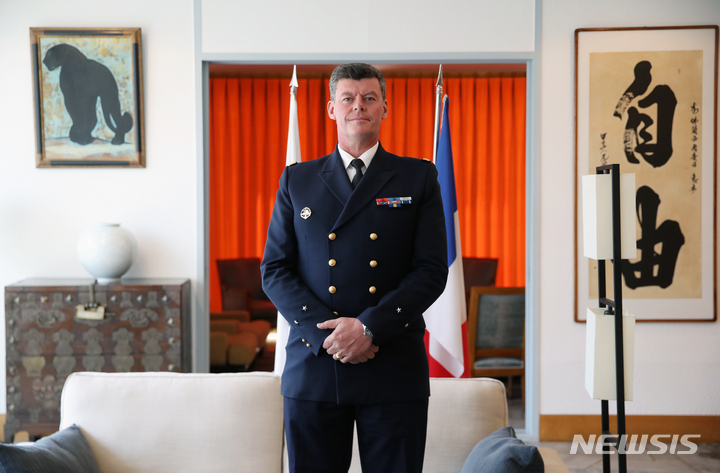 [서울=뉴시스] 고승민 기자 = 프랑스 태평양사령관 조프루아 당디네(Geoffroy d'Andigne) 제독이 서울 주한프랑스대사관에서 뉴시스와 인터뷰를 하기 전 포즈를 취하고 있다. 2023.03.27. kkssmm99@newsis.com