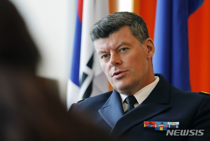 [서울=뉴시스] 고승민 기자 = 프랑스 태평양사령관 조프루아 당디네(Geoffroy d'Andigne) 제독이 서울 주한프랑스대사관에서 뉴시스와 인터뷰를 하고 있다. 2023.03.27. kkssmm99@newsis.com