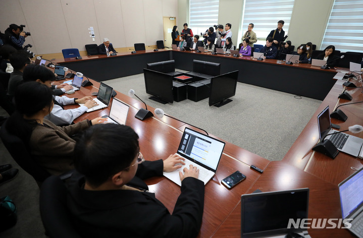 [서울=뉴시스] 배훈식 기자 = 윤덕민 주일본대사가 27일 오후 서울 종로구 외교부 청사에서 기자간담회를 하고 있다. 2023.03.27. dahora83@newsis.com