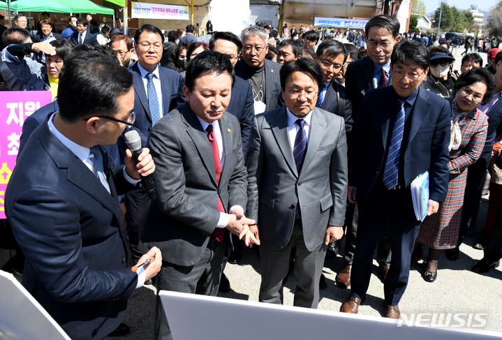 [광주=뉴시스] 변재훈 기자 = 원희룡 국토교통부 장관과 강기정 광주시장이 27일 광주 북구 임동 옛 일신방직 터(복합쇼핑몰 예정부지)에서 '광주 미래차 국가산단 조기 조성·도시발전 인프라 지원' 관련 현안 브리핑을 청취하고 있다. 2023.03.27. wisdom21@newsis.com