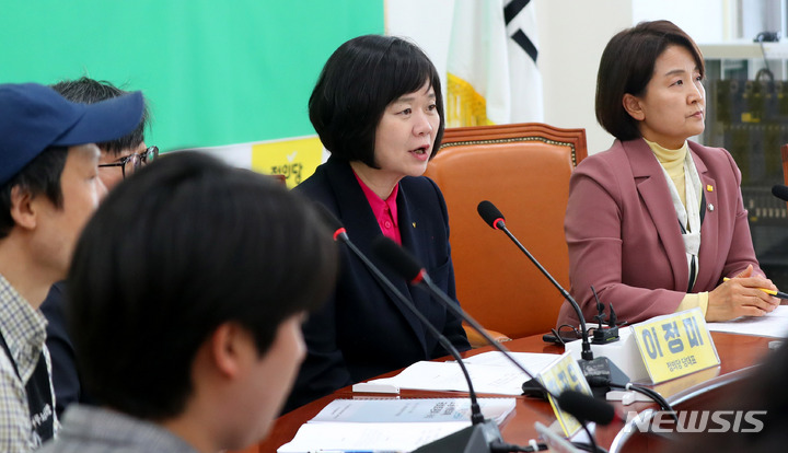 [서울=뉴시스] 추상철 기자 = 정의당이 27일 서울 여의도 국회에서 권리찾기 유니온 간담회를 열고 있다. 2023.03.27. scchoo@newsis.com