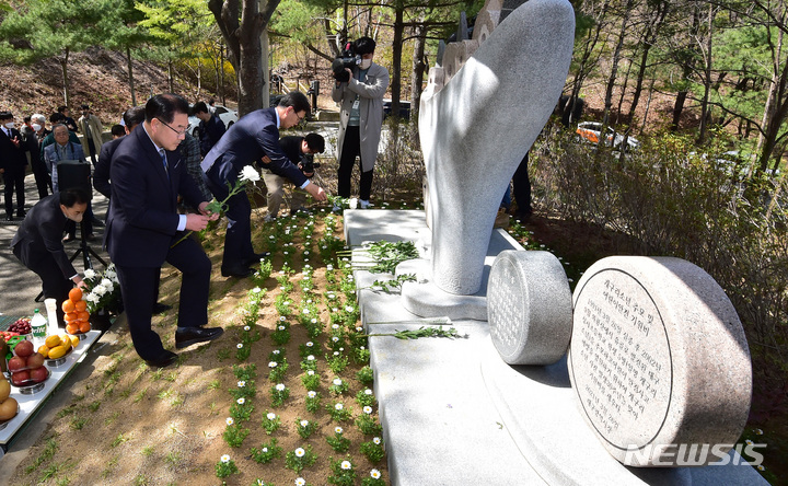 [대구=뉴시스] 이무열 기자 = 개구리소년 32주기 추모제가 열린 27일 오후 대구 달서구 와룡산 선원공원 개구리소년 추모 및 어린이 안전 기원비 앞에서 참석자들이 헌화하고 있다. 2023.03.27. lmy@newsis.com