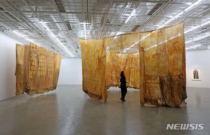 [서울=뉴시스] 박진희 기자 = 스위스 여성 아방가르드 예술가 하이디 부허(Heidi Bucher, 1926~1993)의 회고전 '하이디 부허: 공간은 피막, 피부' 전시 개막을 앞둔 27일 서울 종로구 아트선재센터에서 언론 공개회를 갖고 작가의 스키닝(Skinning) 설치 작품 '빈스방거 박사의 치료실'(오른쪽)과 '작은 유리 입구'를 선보이고 있다. 2023.03.27. pak7130@newsis.com