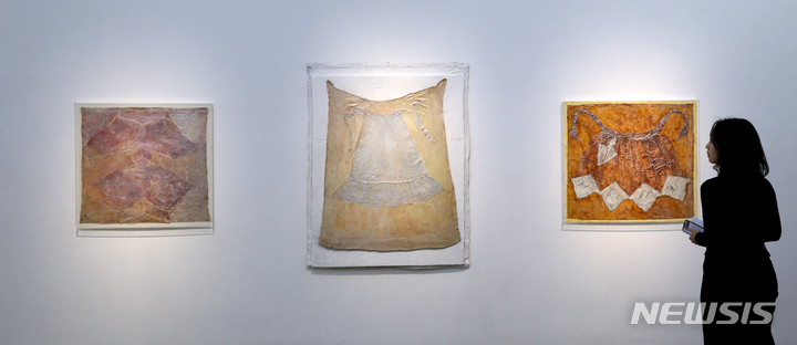 [서울=뉴시스] 박진희 기자 = 스위스 여성 아방가르드 예술가 하이디 부허(Heidi Bucher, 1926~1993)의 회고전 '하이디 부허: 공간은 피막, 피부' 전시 개막을 앞둔 27일 서울 종로구 아트선재센터에서 언론 공개회를 갖고 작가의 스키닝(Skinning) 기법 작품을 선보이고 있다. '하이디 부허: 공간은 피막, 피부'는 부허의 초기 작업 세계를 보여주는 드로잉과 아카이브를 포함하여, 후기 스키닝(Skinning) 설치 작업에 이르기까지 약 130여 점의 드로잉, 조각, 설치, 영상 기록 등이 망라된 대규모 회고전이다.&nbsp; 2023.03.27. pak7130@newsis.com