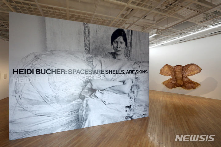 [서울=뉴시스] 박진희 기자 = 스위스 여성 아방가르드 예술가 하이디 부허(Heidi Bucher, 1926~1993)의 회고전 '하이디 부허: 공간은 피막, 피부' 전시 개막을 앞둔 27일 서울 종로구 아트선재센터에서 언론 공개회를 갖고 작가의 작품을 선보이고 있다. 2023.03.27. pak7130@newsis.com
