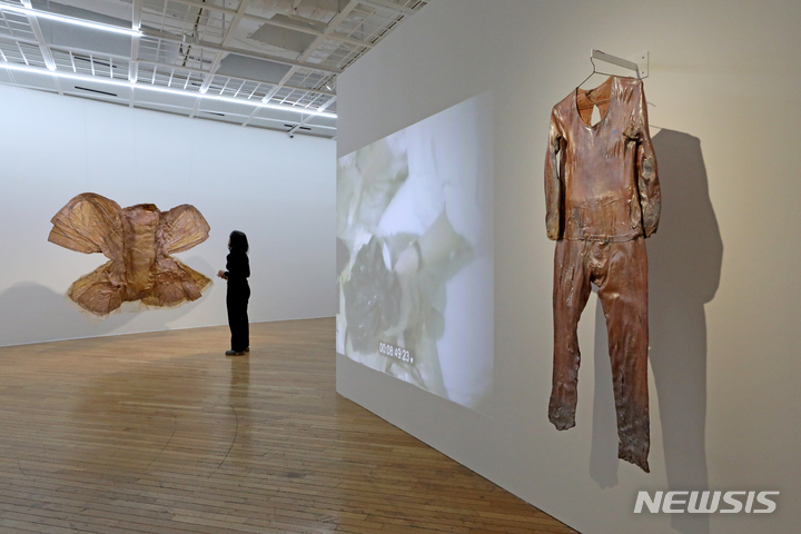 [서울=뉴시스] 박진희 기자 = 스위스 여성 아방가르드 예술가 하이디 부허(Heidi Bucher, 1926~1993)의 회고전 '하이디 부허: 공간은 피막, 피부' 전시 개막을 앞둔 27일 서울 종로구 아트선재센터에서 언론 공개회를 갖고 작가의 스키닝(Skinning) 설치 작품 '잠자리의 욕망'(왼쪽)을 선보이고 있다.&nbsp; 2023.03.27. pak7130@newsis.com