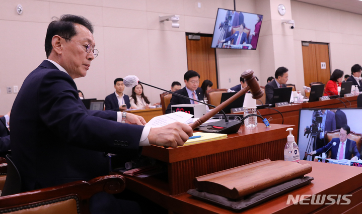 [서울=뉴시스] 고범준 기자 = 김도읍 국회 법제사법위원회 위원장이 27일 오후 서울 여의도 국회에서 열린 법제사법위원회 전체회의에서 의사봉을 두드리고 있다. 2023.03.27. bjko@newsis.com