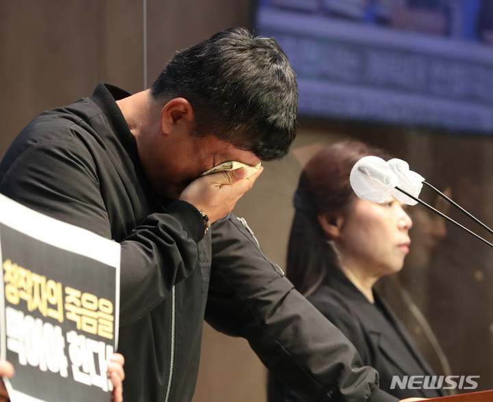 [서울=뉴시스] 전진환 기자 = 27일 오후 서울 여의도 국회 소통관에서 열린 검정고무신 故 이우영 작가 사건 대책위원회 기자회견에서 고인의 동생 이우진 작가가 발언 중 눈물을 닦고 있다.&nbsp; 2023.03.27. amin2@newsis.com