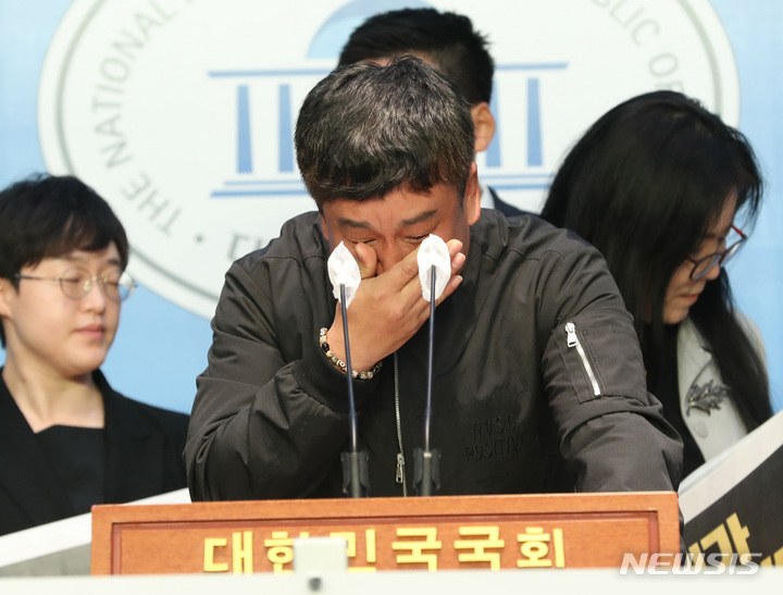 [서울=뉴시스] 전진환 기자 = 27일 오후 서울 여의도 국회 소통관에서 열린 검정고무신 故 이우영 작가 사건 대책위원회 기자회견에서 고인의 동생 이우진 작가가 발언 중 눈물을 닦고 있다.&nbsp; 2023.03.27. amin2@newsis.com