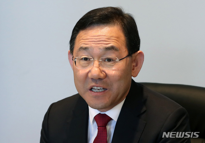 [서울=뉴시스] 이영환 기자 = 주호영 국민의힘 원내대표가 27일 오후 서울 중구 서울대교구청에서 서울대교구장 정순택 대주교를 예방하고 있다. 2023.03.27. 20hwan@newsis.com