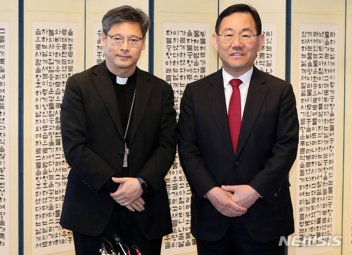 [서울=뉴시스] 이영환 기자 = 주호영 국민의힘 원내대표가 27일 오후 서울 중구 서울대교구청에서 서울대교구장 정순택 대주교를 예방해 기념촬영을 하고 있다. 2023.03.27. 20hwan@newsis.com