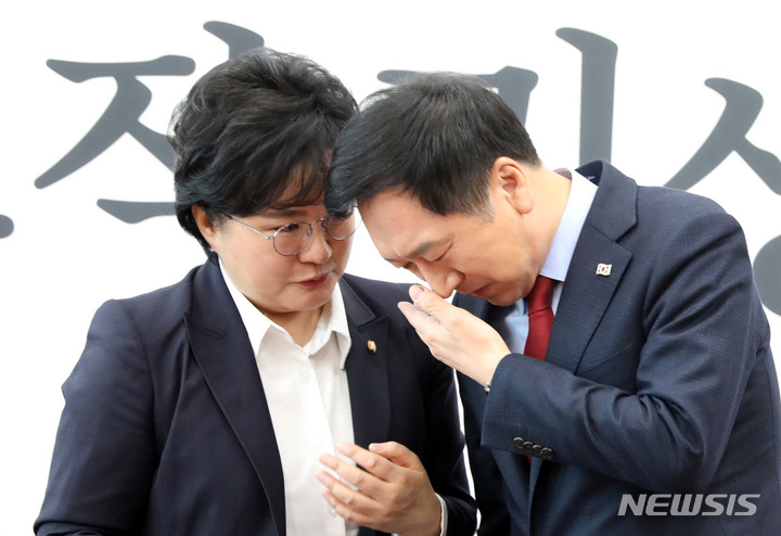 [서울=뉴시스] 전진환 기자 = 국민의힘 김기현 대표와 조수진 최고위원이 지난 27일 오전 서울 여의도 국회에서 열린 최고위원회의를 마치고 대화하고 있다. 2023.03.27. amin2@newsis.com