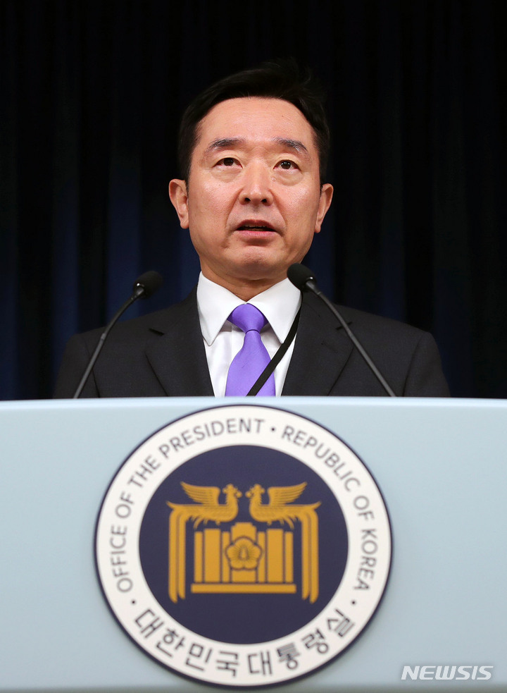 [서울=뉴시스] 홍효식 기자 = 이도운 대통령실 대변인이 27일 오후 서울 용산 대통령실 청사 브리핑룸에서 수석비서관회의와 양곡관리법 개정안 및 부산엑스포 유치 추진 논의 관련 국무총리 주례회동에 대한 브리핑을 하고 있다. 2023.03.27. yesphoto@newsis.com