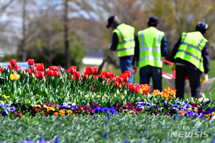 [순천=뉴시스] 이영주 기자 = 2023순천만국제정원박람회 개막 5일을 앞둔 27일 오후 전남 순천시 순천만국제정원박람회장에서 청소부들이 박람회장 곳곳을 청소하고 있다. 2023.03.27. leeyj2578@newsis.com