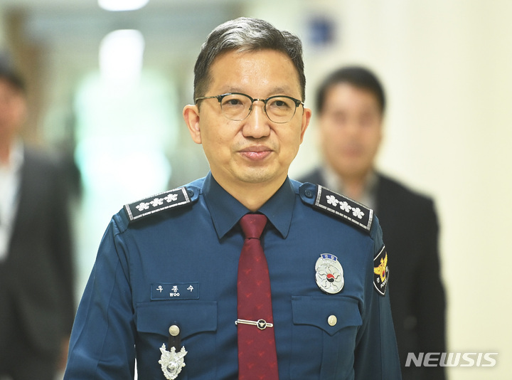 [수원=뉴시스] 김종택 기자 = 제2대 경찰 국가수사본부장으로 임명된 우종수 경기남부경찰청장이 지난 27일 오후 경기도 수원시 경기남부경찰청에서 간담회장으로 들어서고 있다. 2023.03.27. jtk@newsis.com