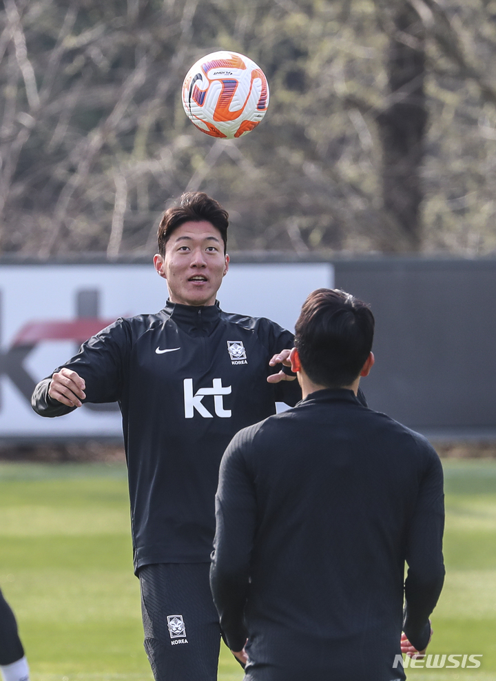 [파주=뉴시스] 김근수 기자 = 한국 축구 국가대표팀 황의조가 27일 오후 경기 파주시 축구 국가대표 트레이닝센터(NFC)에서 훈련을 하고 있다. 축구 국가대표팀은 28일 우루과이와의 평가전을 앞두고 있다. 2023.03.27. ks@newsis.com