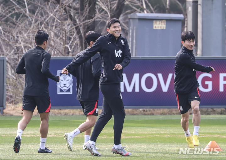 [파주=뉴시스] 김근수 기자 = 한국 축구 국가대표팀 김민재 등 선수들이 27일 오후 경기 파주시 축구 국가대표 트레이닝센터(NFC)에서 훈련을 하고 있다. 축구 국가대표팀은 28일 우루과이와의 평가전을 앞두고 있다. 2023.03.27. ks@newsis.com
