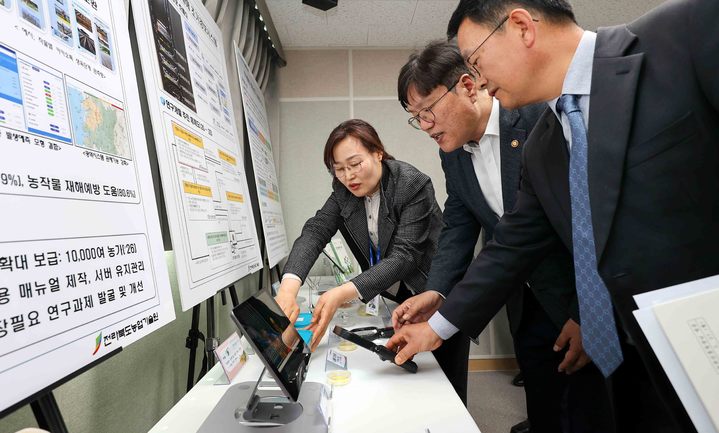 [서울=뉴시스] 김선웅 기자 = 조재호 농촌진흥청장이 27일 전북 익산시 전라북도농업기술원에서 업무보고회를 갖고 주요 영농 사항을 점검하고 있다. (사진=농촌진흥청 제공) 2023.03.27. photo@newsis.com *재판매 및 DB 금지