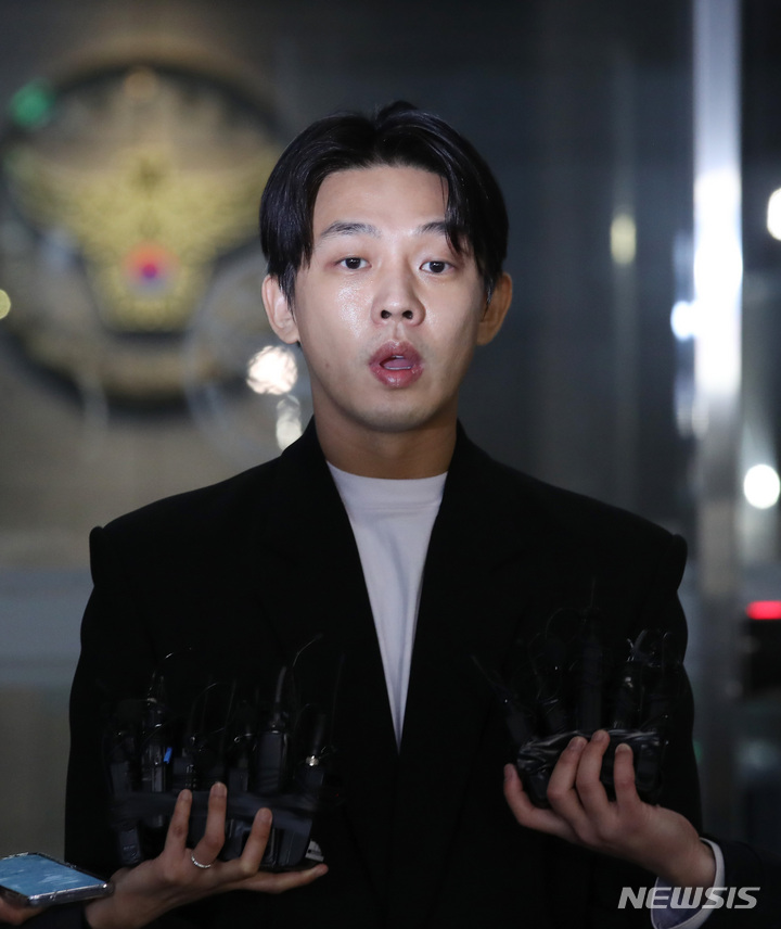 [서울=뉴시스] 김진아 기자 = 마약 투약 혐의를 받는 배우 유아인(37·본명 엄홍식)이 27일 서울 마포구 서울경찰청 마약범죄수사대에서 마약류 관리법 위반 혐의로 조사를 마친 뒤 취재진의 질문에 답하고 있다. 2023.03.27. bluesoda@newsis.com