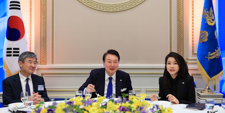 [서울=뉴시스] 윤석열 대통령과 부인 김건희 여사가 27일 청와대 영빈관에서 열린 2023년도 재외공관장 초청 만찬에서 참석자들과 대화하고 있다. (사진=대통령실 제공) 2023.03.27. photo@newsis.com *재판매 및 DB 금지