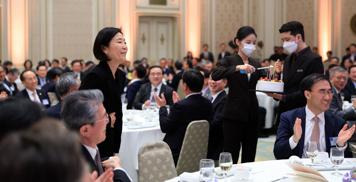[서울=뉴시스] 윤석열 대통령과 부인 김건희 여사가 27일 청와대 영빈관에서 2023년도 재외공관장들을 초청해 만찬하는 가운데 오영주 주베트남 대사가 생일을 축하 받고 있다. (사진=대통령실 제공) 2023.03.27. photo@newsis.com *재판매 및 DB 금지