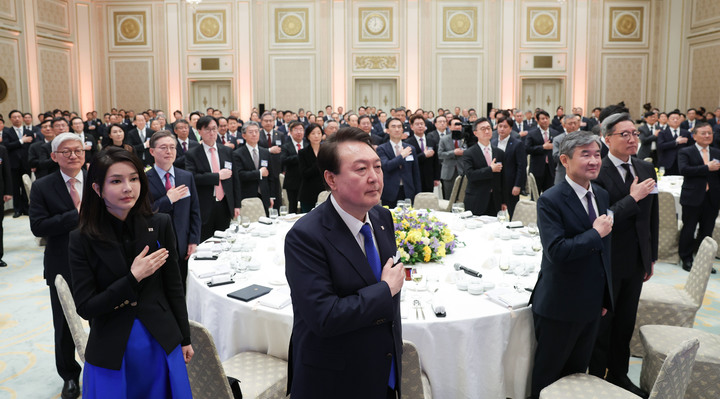 [서울=뉴시스] 윤석열 대통령과 부인 김건희 여사가 27일 청와대 영빈관에서 열린 2023년도 재외공관장 초청 만찬에서 국기에 대한 경례를 하고 있다. (사진=대통령실 제공) 2023.03.27. photo@newsis.com *재판매 및 DB 금지