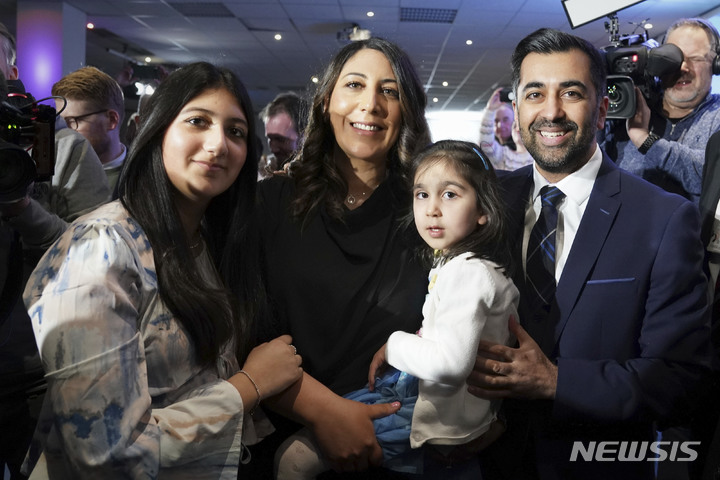 [AP/뉴시스] 험자 유사프 의원이 27일 에딘버러 실내체육관에서 열린 스코틀랜드국민당 당수 선거에서 당선된 후 가족과 포즈를 취하고 있다. 