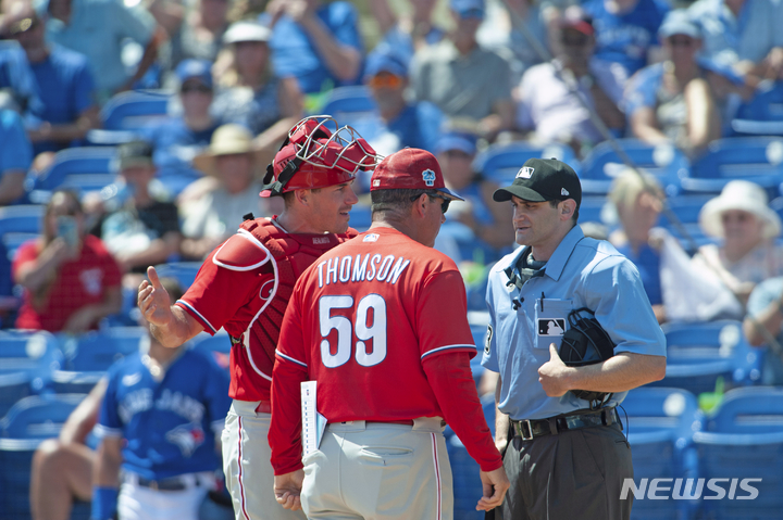 [더니든=AP/뉴시스] 필라델피아 필리스 J.T. 리얼무토가 28일(한국시간) 토론토 블루제이스와 경기에서 퇴장 명령을 받자 롭 톰슨 감독이 랜디 로젠버그 주심에게 항의하고 있다. 2023.0.3.28.