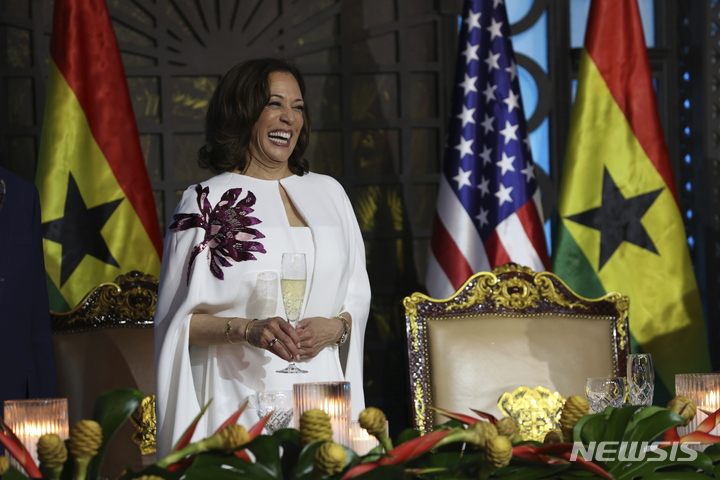 [아크라(가나)=AP/뉴시스]1주일 일정으로 아프리카 순방에 나선 카멀라 해리스 미 부통령이 27일(현지시간) 가나 수도 아크라에서 열린 국빈 만찬에서 활짝 웃고 있다. 해리스 부통령은 28일 아프리카와의 새로운 협력 시대를 다짐하며, 아프리카의 혁신과 기업가 정신을 지원할 것이라고 밝혔다. 2023,3,28.