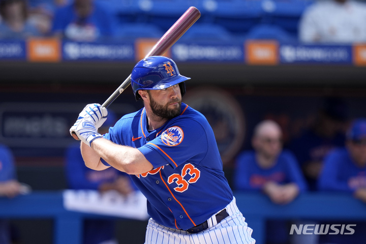[포트세인트루시=AP/뉴시스] 뉴욕 메츠의 다린 러프가 10일(한국시간) 미국 플로리다주 포트세인트루시에서 열린 베네수엘라와 시범경기에서 타격을 하고 있다. 2023.03.10.