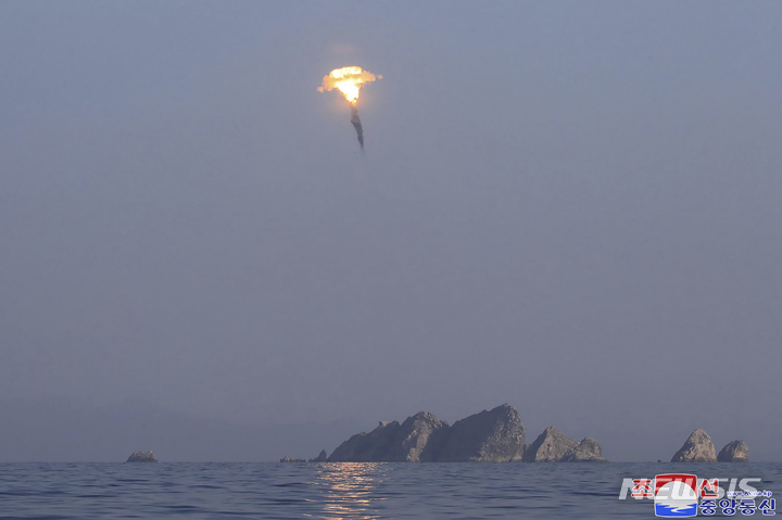 [평양=AP/뉴시스] 북한 조선중앙통신이 28일 공개한 사진에 북한군이 27일 장소가 알려지지 않은 곳에서 단거리 탄도미사일 시험 발사를 하고 있다. 2023.03.28.