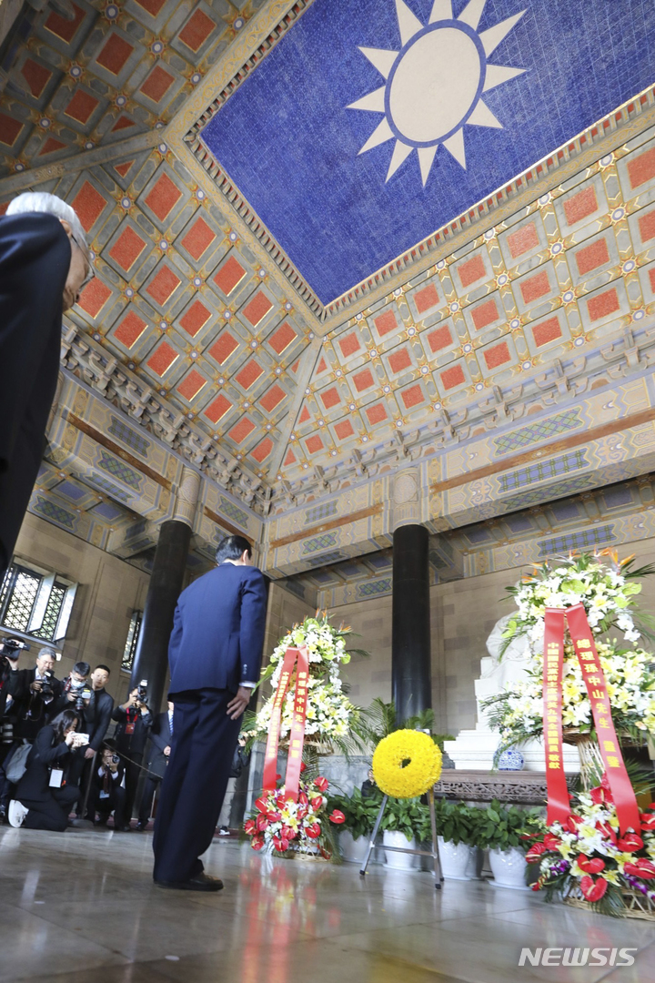 [난징=AP/뉴시스] 마잉주 전 대만 총통이 28일(현지시간) 중국 장쑤성 난징에 있는 쑨원 묘인 중산릉을 찾아 참배하고 있다. 2023.03.28.