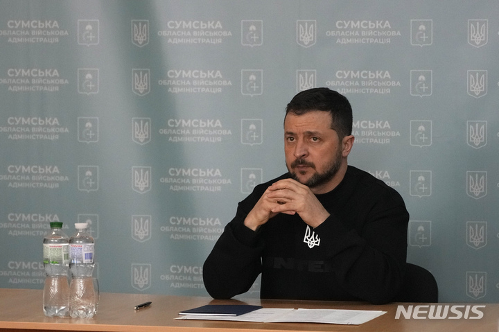 [수미=AP/뉴시스] 볼로디미르 젤렌스키 우크라이나 대통령이 28일(현지시간) 수미주 주도 수미에서 군 장교들과 회의하고 있다. 젤렌스키 대통령은 이날 수미주 오흐티르카와 트로스티아네츠를 찾아 우크라이나군과 시민을 격려했다. 2023.03.29.