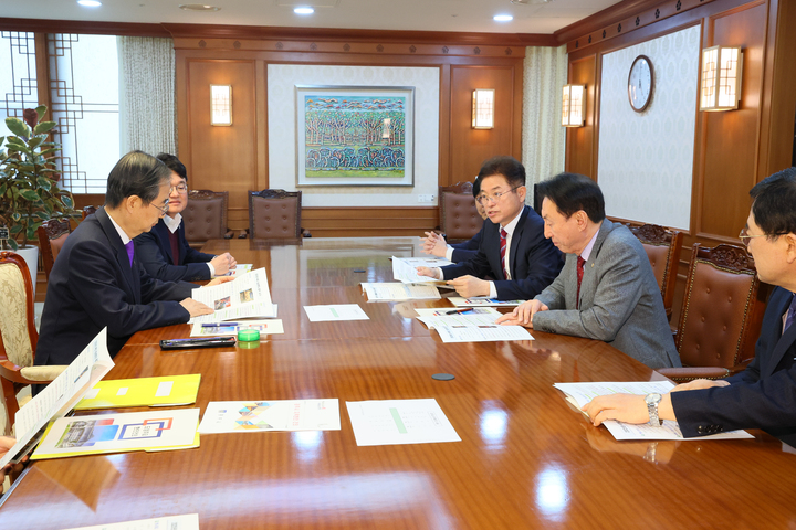 [안동=뉴시스] 이철우 경북지사(오른쪽에서 세번째)가 27일 한덕수 총리에게 APEC 정상회의 경주 유치의 타당성을 설명하고 있다. 2023.03.28 *재판매 및 DB 금지