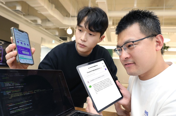 [서울=뉴시스] LG유플러스는 소상공인 특화 상품 패키지인 '우리가게패키지' 전용 앱에 미국 인공지능(AI) 스타트업인 '오픈AI'의 AI챗봇 서비스 '챗GPT' 베타 서비스를 탑재했다고 28일 밝혔다. 사진은 LG유플러스 직원이 우리가게패키지 앱을 통해 챗GPT와 대화하고 있는 모습. (사진=LG유플러스 제공) *재판매 및 DB 금지