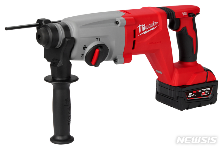 [서울=뉴시스] 18V 브러쉬리스 일자형 로타리 함마드릴 26㎜. (사진=밀워키 제공) 2023.03.28. photo@newsis.com