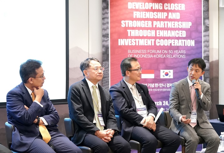 [서울=뉴시스] 지난 24일 서울 중구 앰배서더 풀만 호텔에서 열린 ‘수교 50주년 기념 한-인니 경제협력포럼’에서 부디 구나디 사디칸 보건부장관(맨 왼쪽)과 박성수 대웅제약 부사장(맨 오른쪽)이 양국의 제약바이오 산업 동반성장에 대해 토론하고 있다. 이날 부디 보건부장관은 인도네시아의 제약∙바이오 산업 규제 개선을 검토하겠다고 밝혔고, 박 부사장은 인도네시아 제약∙바이오 산업이 글로벌 바이오 허브로 성장할 수 있도록 노력하겠다고 말했다. (사진=대웅제약 제공) *재판매 및 DB 금지