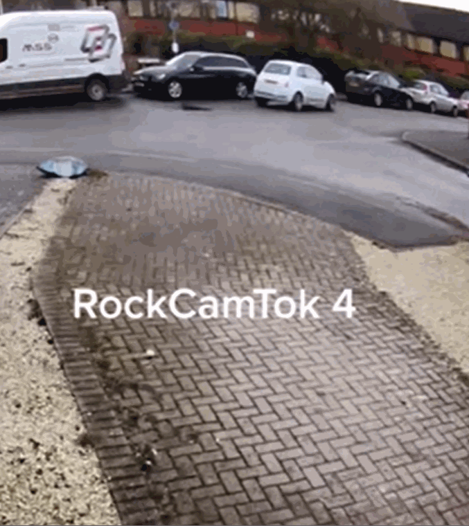 [웨스트요크셔=뉴시스] 영국 웨스트요크셔에 거주 중인 한 남성이 사유지 인도에 놓인 바위에서 차량 사고가 자주 발생하고 있다는 것을 눈치챈 이후, 바위를 치우는 대신 인근에 카메라를 설치했다. 남성은 '운전자들에게 경각심을 주기 위해' 바위를 내버려 둘 것이라 밝혔다 (사진출처: 소셜미디어 갈무리) 2023.03.28. *재판매 및 DB 금지 *재판매 및 DB 금지