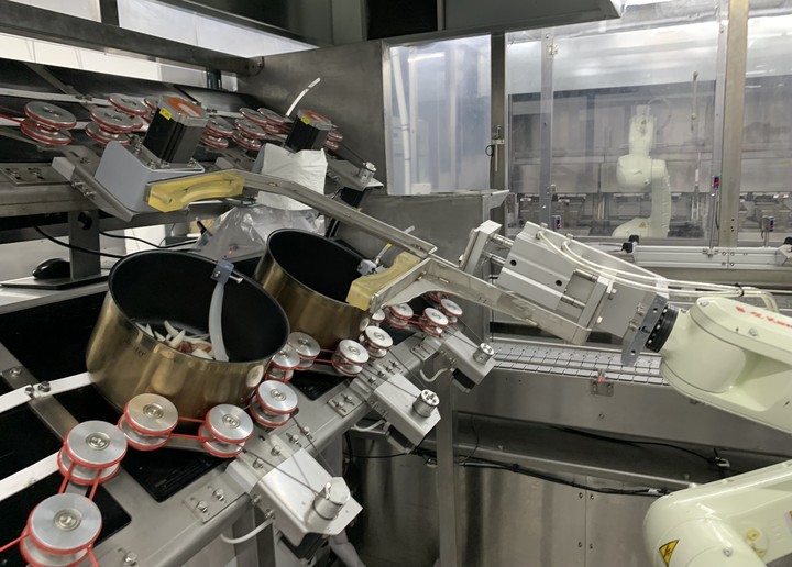 [서울=뉴시스] 웨이브라이프스타일테크 조리로봇, 순수덮밥 메뉴 조리 사진. (사진=웨이브라이프스타일테크 제공) 2023.03.28. photo@newsis.com *재판매 및 DB 금지