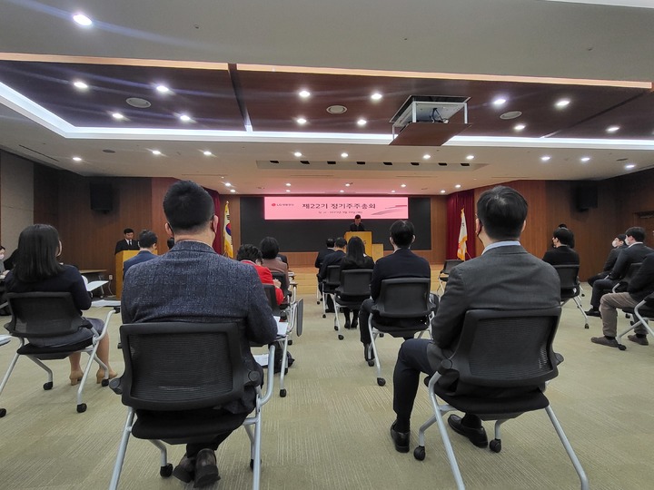 [서울=뉴시스] 박미선 기자=최고재무책임자인 김홍기 부사장은 28일 서울 종로구 LG광화문빌딩에서 열린 LG생활건강의 제22기 주주총회를 진행하고 있다.&nbsp; *재판매 및 DB 금지