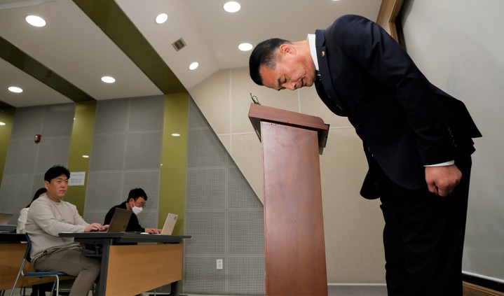 고개 숙이는 박지헌 충북도의원