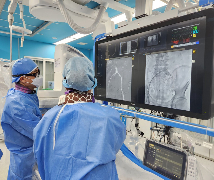 [수원=뉴시스] 시술 장면. (사진=아주대병원 제공) 2023.03.28. photo@newsis.com *재판매 및 DB 금지