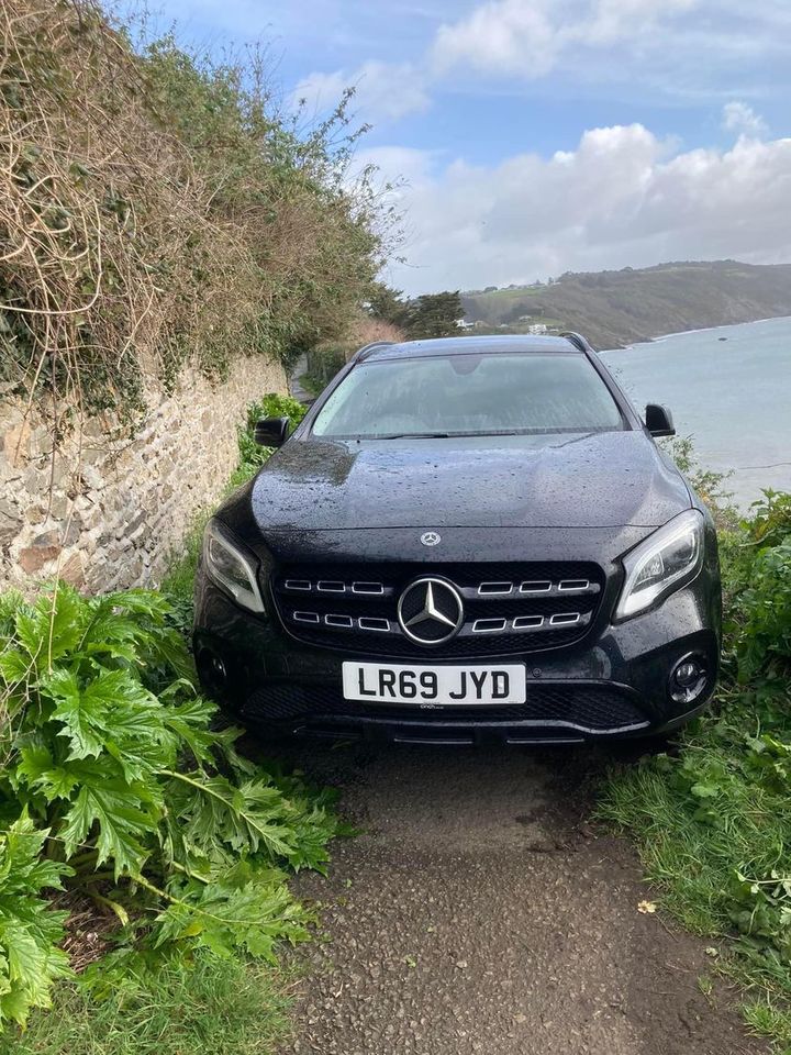 [영국(콘월)=뉴시스] 지난 24일 밤, 메르세데스 벤츠를 끌고 영국 콘월주 플레이디 해변 제도에 진입한 익명 차주는 해안 도로 한복판에 차를 방치하고 자취를 감췄다. 인근 주민은 매년 관광철만 되면 해당 도로가 막히는 일이 '연례행사'가 됐다고 밝혔다 (사진출처: 대런 하드윅 소셜미디어 갈무리) 2023.03.25. *재판매 및 DB 금지