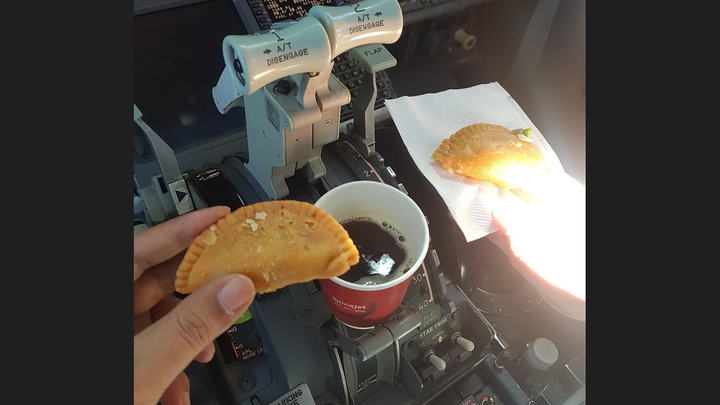 [델리=뉴시스] 인도 저가항공사 스파이스젯 소속 조종사 2명이 지난 8일, 델리에서 구와하티로 가는 국내선 비행기를 조종하던 중 해발 고도 1만 1277 상공에서 커피와 구지야를 취식했다. 이후 두 조종사는 근무 명단에서 제외됐다 (사진출처: 트위터 갈무리) 2023.03.28. *재판매 및 DB 금지