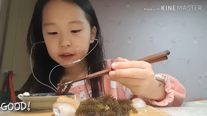 [서울=뉴시스]유튜버 '띠예'의 2018년 바다포도 먹방(사진='띠예' 채널 영상 캡처) 2023.03.28. photo@newsis.com *재판매 및 DB 금지