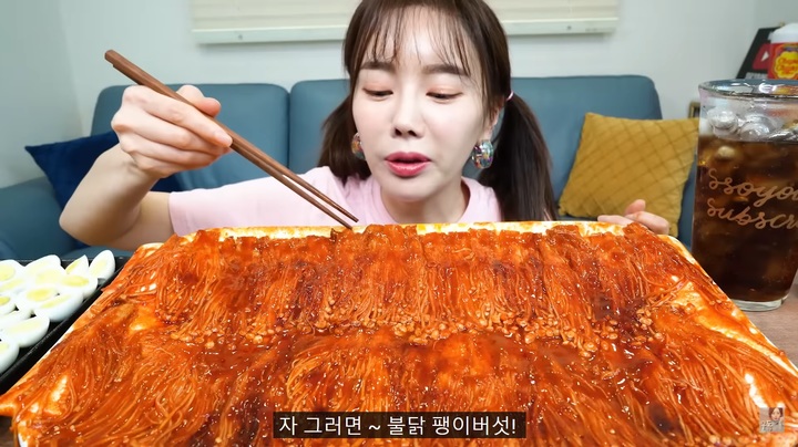 [서울=뉴시스]유튜버 '쏘영'의 불닭 팽이버섯 먹방(사진='쏘영 Ssoyoung' 채널 영상 캡처) 2023.03.28. photo@newsis.com *재판매 및 DB 금지